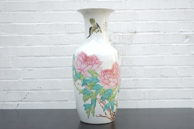 A tall Chinese Qianjiang and famille rose porcelain vase, 19/20th C.