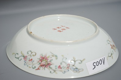 A Chinese famille rose porcelain plate with stylised phoenixes, 19th C.