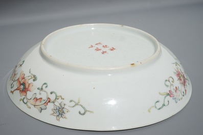A Chinese famille rose porcelain plate with stylised phoenixes, 19th C.