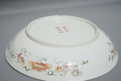 A Chinese famille rose porcelain plate with stylised phoenixes, 19th C.
