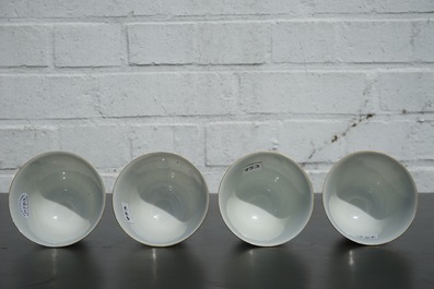 Un ensemble de 4 tasses en porcelaine de Chine aux sc&egrave;nes de Wu Shuang Pu et 3 soucoupes, 19&egrave;me