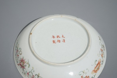 A Chinese famille rose porcelain plate with stylised phoenixes, 19th C.