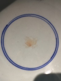 Een Chinees porseleinen kom met ijzerrood decor, 19e eeuw