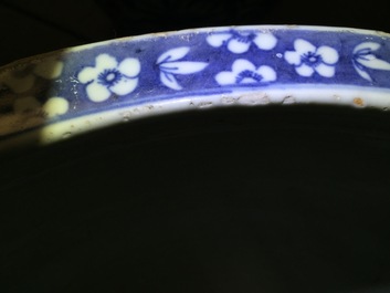 A blue and white Chinese porcelain fish bowl, 19th C.