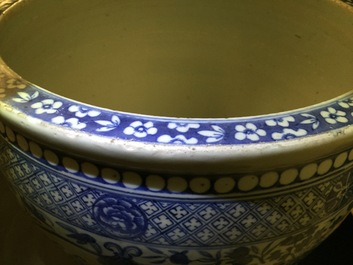 A blue and white Chinese porcelain fish bowl, 19th C.