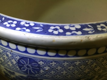 A blue and white Chinese porcelain fish bowl, 19th C.