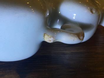 A small pale celadon-glazed vase, 18/19th C.