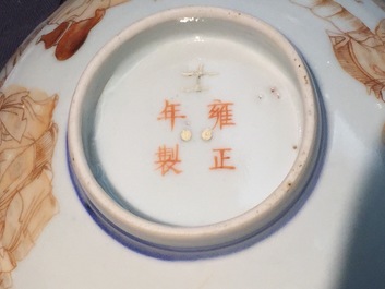 Een Chinees porseleinen kom met ijzerrood decor, 19e eeuw