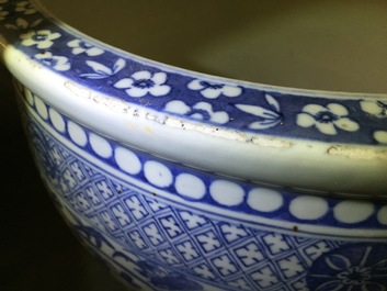 A blue and white Chinese porcelain fish bowl, 19th C.