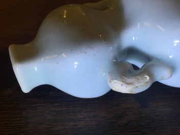 A small pale celadon-glazed vase, 18/19th C.