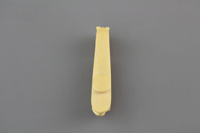 A rare Chinese carved ivory belt hook, 19th C.