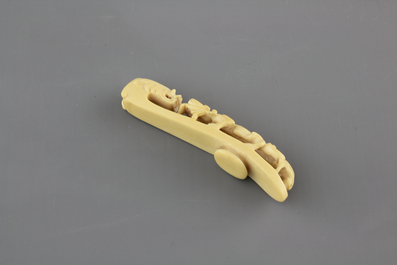 A rare Chinese carved ivory belt hook, 19th C.