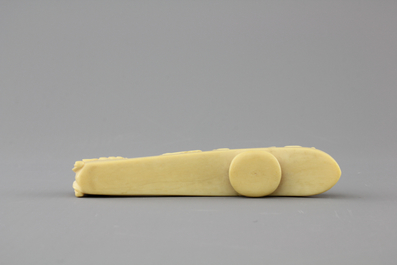 A rare Chinese carved ivory belt hook, 19th C.