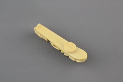 A rare Chinese carved ivory belt hook, 19th C.