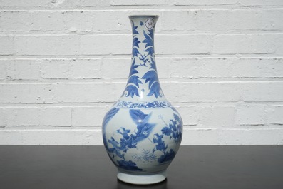 A blue and white Chinese porcelain bottle vase, Transitional, 17th C.
