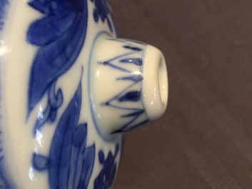 Een blauw-witte Chinees porseleinen mosterdpot met zilveren montuur, Transitie-periode, 17e eeuw
