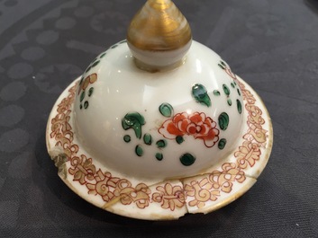 A pair of armorial porcelain vases with cover, Samson, 19th C.