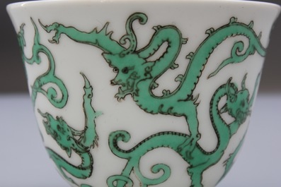 Une tasse &agrave; vin en porcelaine de Chine au dragon, 19/20&egrave;me