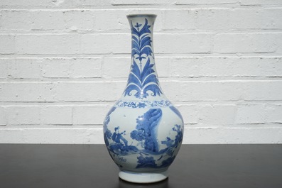 A blue and white Chinese porcelain bottle vase, Transitional, 17th C.