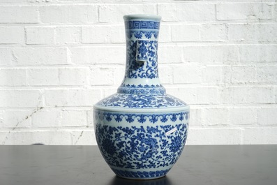 A Chinese blue and white Ming-style porcelain "arrow" vase with lotus scrolls, 19/20th C.