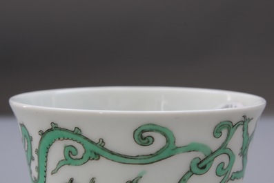 Une tasse &agrave; vin en porcelaine de Chine au dragon, 19/20&egrave;me