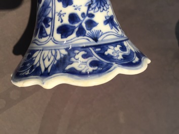 Un vase double gourde en porcelaine de Chine, d&eacute;cor aux papillons, Kangxi, ca. 1700
