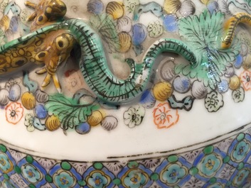 Une paire de vases en porcelaine de Chine famille verte de Canton, 19&egrave;me