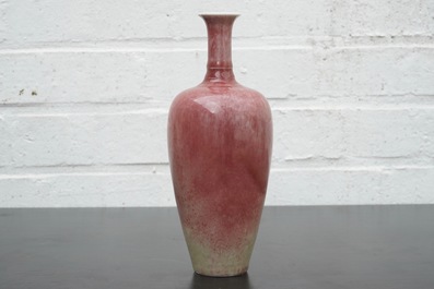 Un vase monochrome en rouge flamb&eacute;, 19/20&egrave;me