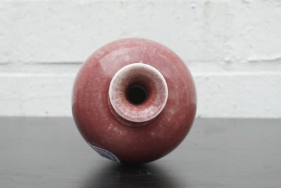 Un vase monochrome en rouge flamb&eacute;, 19/20&egrave;me