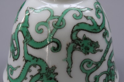Une tasse &agrave; vin en porcelaine de Chine au dragon, 19/20&egrave;me