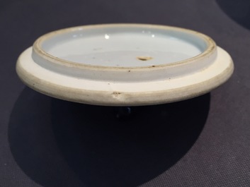 Une th&eacute;i&egrave;re en porcelaine de Chine bleu et blanc, &eacute;poque Kangxi, ca. 1700