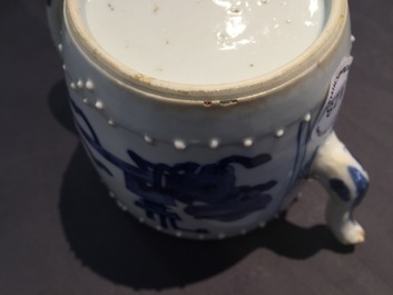 Une th&eacute;i&egrave;re en porcelaine de Chine bleu et blanc, &eacute;poque Kangxi, ca. 1700