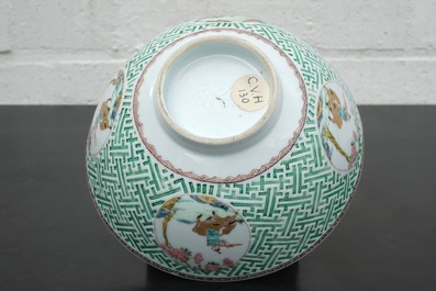 Coupe en porcelaine de Chine d&eacute;cor&eacute;e en relief, famille rose, Yongzheng, 1722-1735