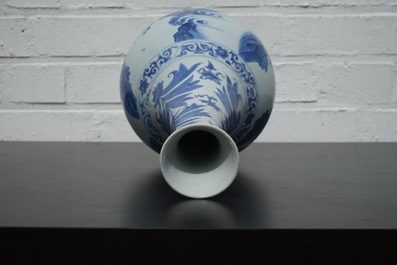 A blue and white Chinese porcelain bottle vase, Transitional, 17th C.