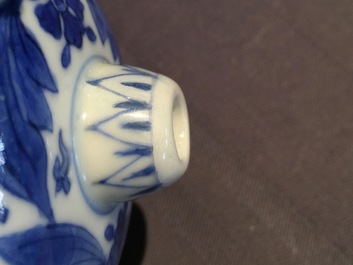 Een blauw-witte Chinees porseleinen mosterdpot met zilveren montuur, Transitie-periode, 17e eeuw