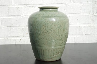 Een Chinese celadon vaas met ingekerfd decor, Ming Dynastie