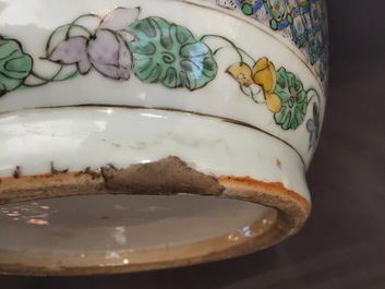 Une paire de vases en porcelaine de Chine famille verte de Canton, 19&egrave;me