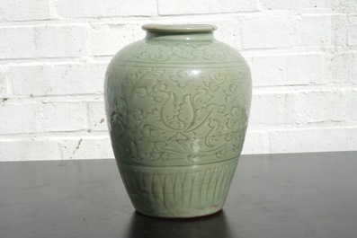 Een Chinese celadon vaas met ingekerfd decor, Ming Dynastie