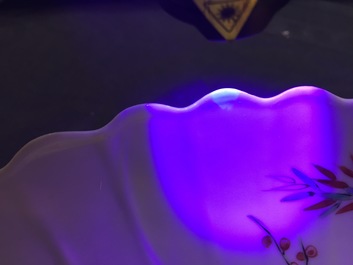Een paar Chinees porseleinen gelobde borden in Kakiemon-stijl, Kangxi, 1ste kwart 18e eeuw