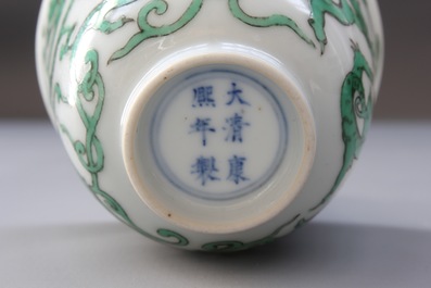 Une tasse &agrave; vin en porcelaine de Chine au dragon, 19/20&egrave;me