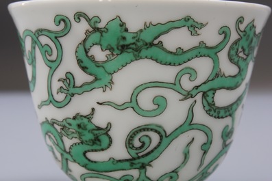Une tasse &agrave; vin en porcelaine de Chine au dragon, 19/20&egrave;me