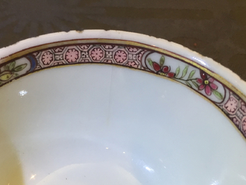 Une tasse et soucoupe au d&eacute;cor famille rose raffin&eacute;, &eacute;poque Yongzheng, 1722-1735