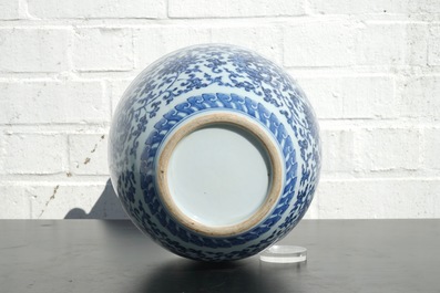 A Chinese blue and white Ming-style porcelain "arrow" vase with lotus scrolls, 19/20th C.