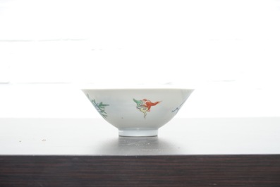 Een Chinees porseleinen doucai kom met een phoenix, 19e eeuw