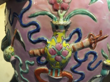 Un pot en porcelaine de China au d&eacute;cor en relief sur fond roze, 19&egrave;me