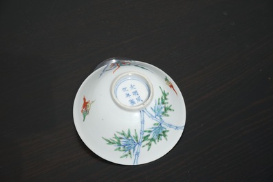Een Chinees porseleinen doucai kom met een phoenix, 19e eeuw