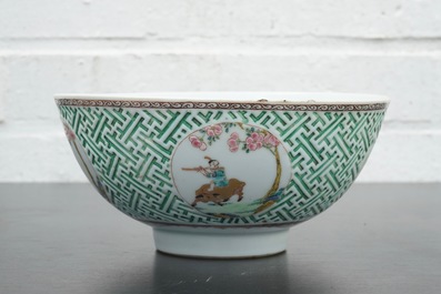 Coupe en porcelaine de Chine d&eacute;cor&eacute;e en relief, famille rose, Yongzheng, 1722-1735