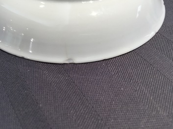 Une tasse et soucoupe en porcelaine de Chine famille rose, &eacute;poque Yongzheng, 1722-1735