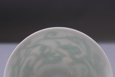 Une tasse &agrave; vin en porcelaine de Chine au dragon, 19/20&egrave;me