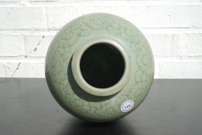 Een Chinese celadon vaas met ingekerfd decor, Ming Dynastie